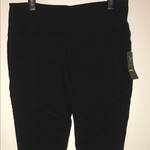 Old Navy Active Go-Dry leggings. New with tags.